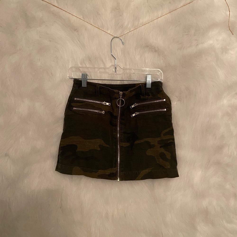 Mini zippered camo skirt